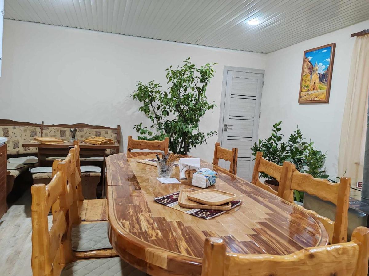 Sun House Hotell Yeghegnadzor Exteriör bild