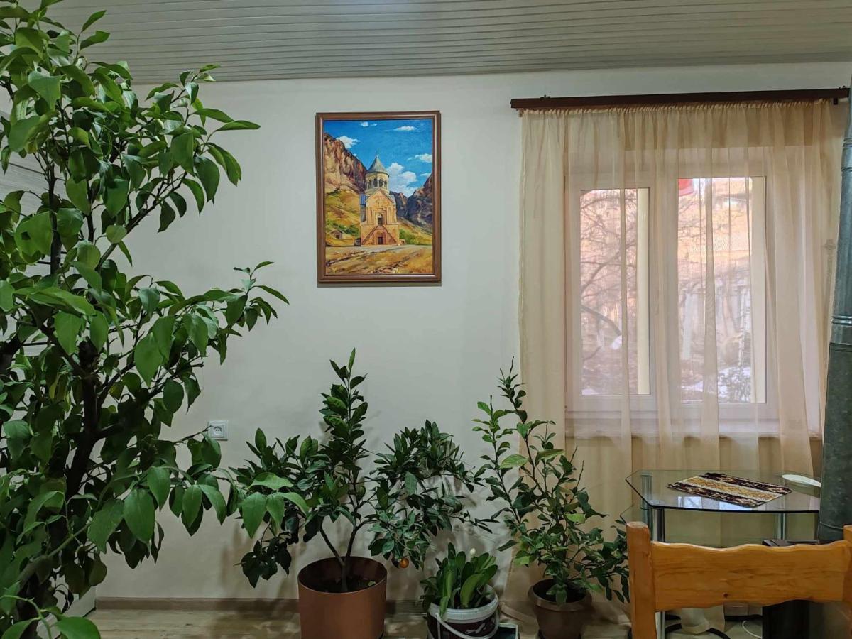 Sun House Hotell Yeghegnadzor Exteriör bild