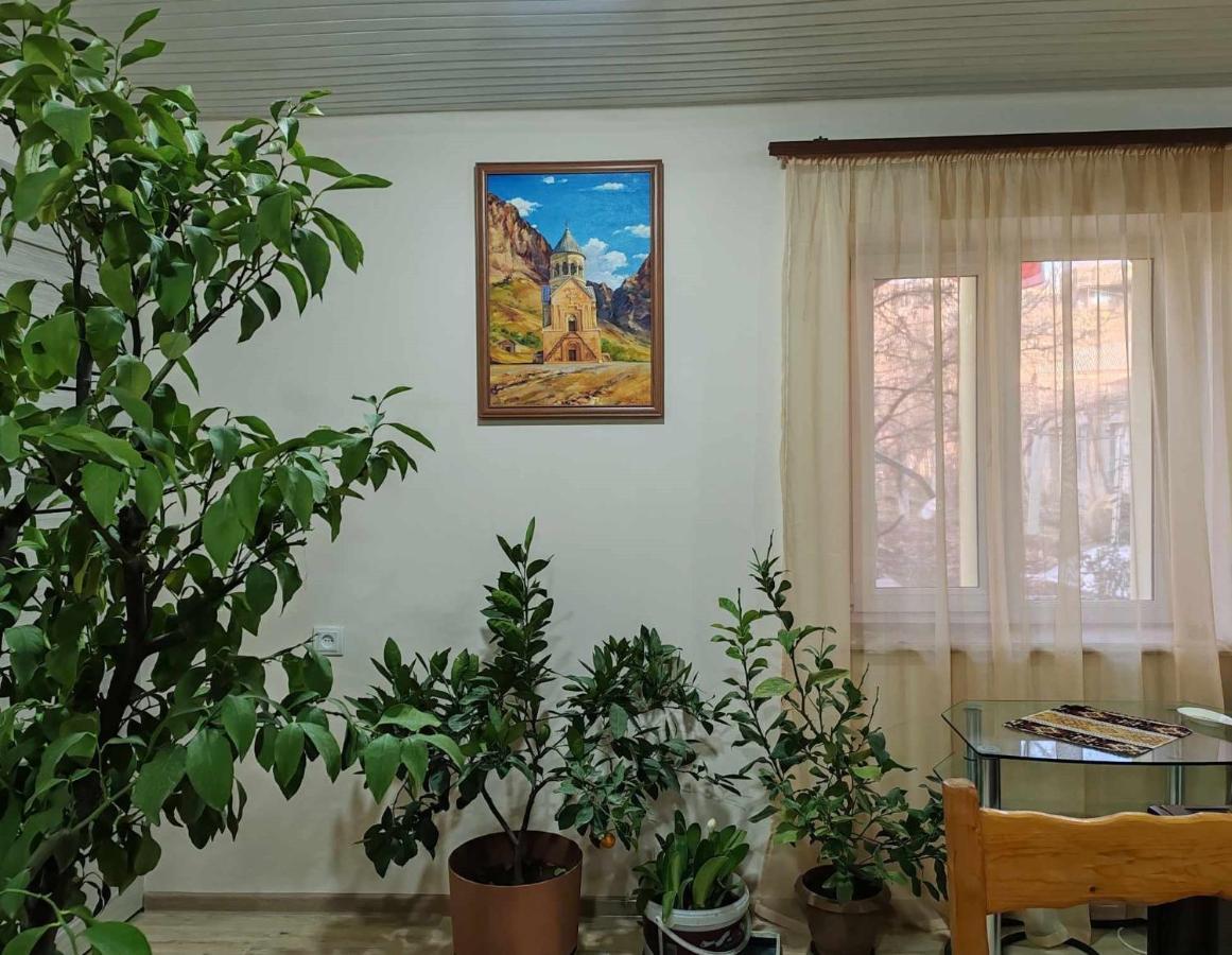 Sun House Hotell Yeghegnadzor Exteriör bild
